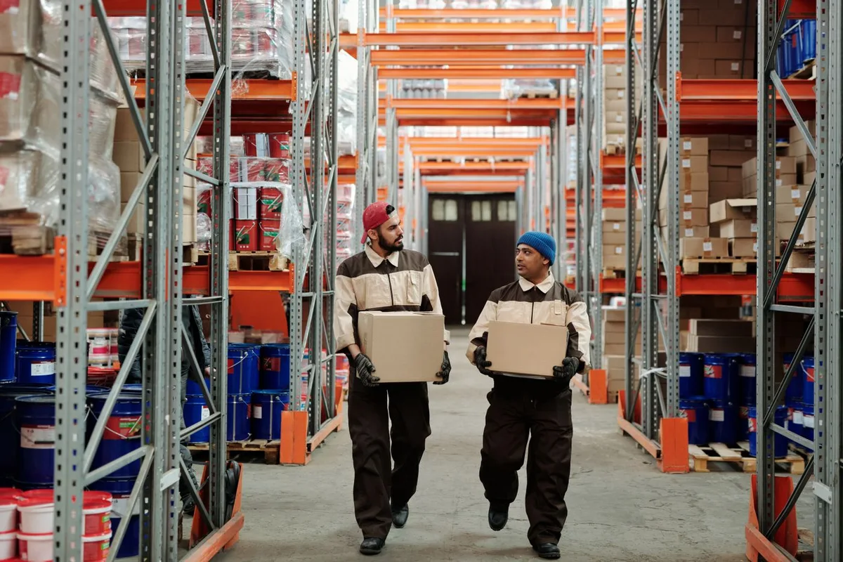 Equipo de logística organizando paquetes en bodega